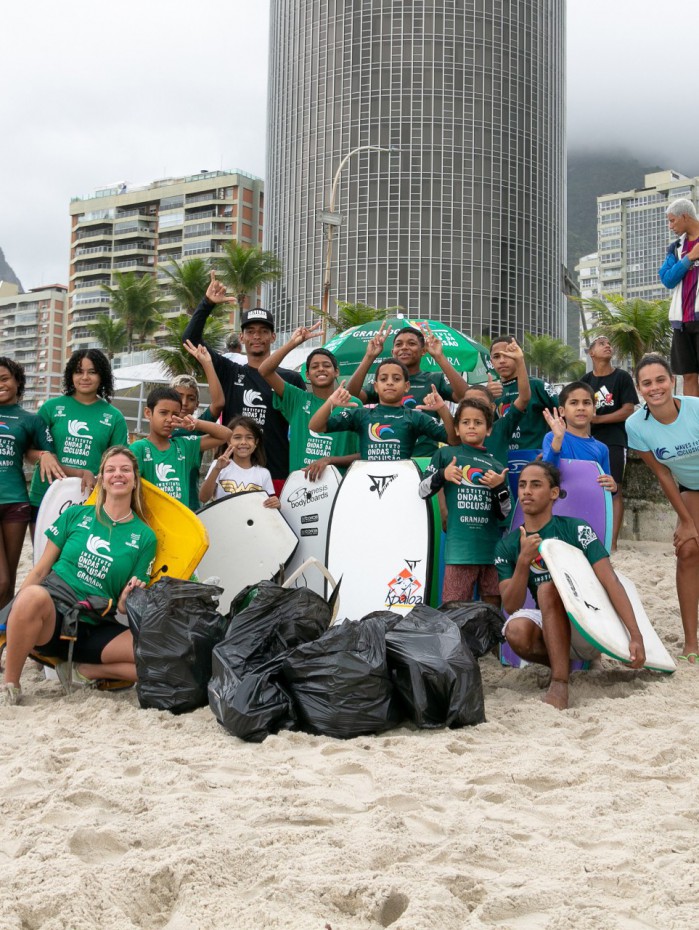 Crianças participam de multirão de limpeza na Praia de São Conrado