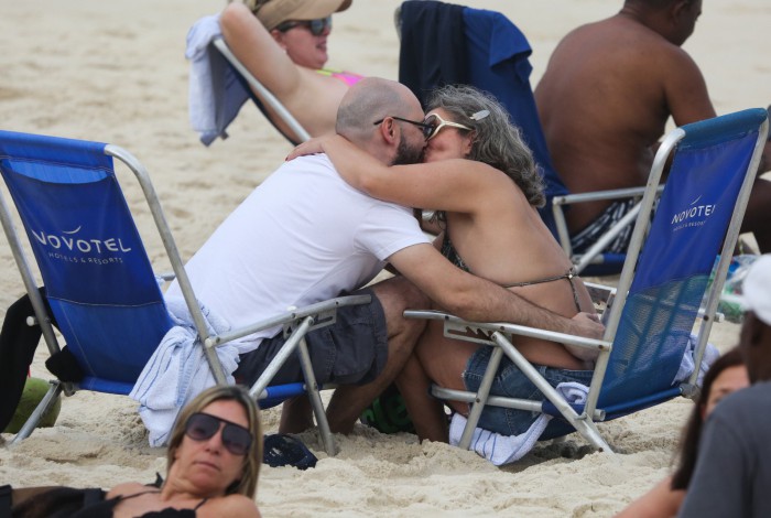 Maria Cândida troca beijos com rapaz não identificado em dia de praia no Rio