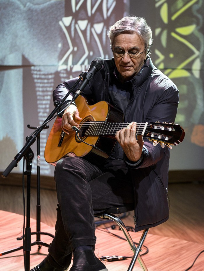 Caetano Veloso celebra aniversário de 80 anos em show com a família