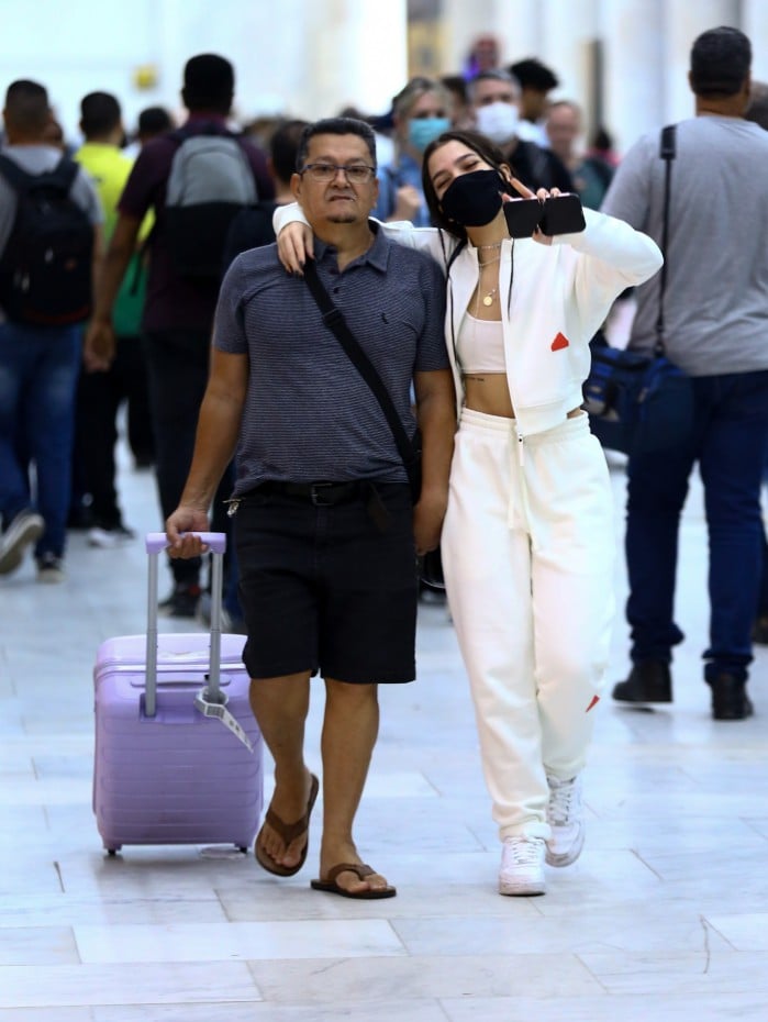 Mel Maia foi vista com o pai, Luciano Souza, após desembarcar no Rio