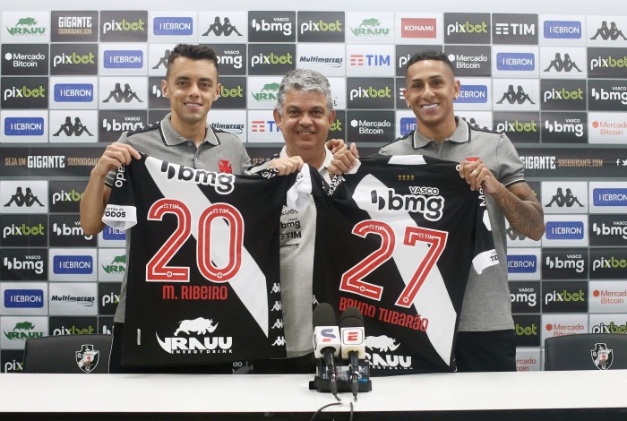 Apresentacao dos jogadores Matheus Ribeiro (e) e Bruno Tubarao no CT Moacyr Barbosa em 08 de agosto de 2022. Foto: Daniel RAMALHO/CRVG