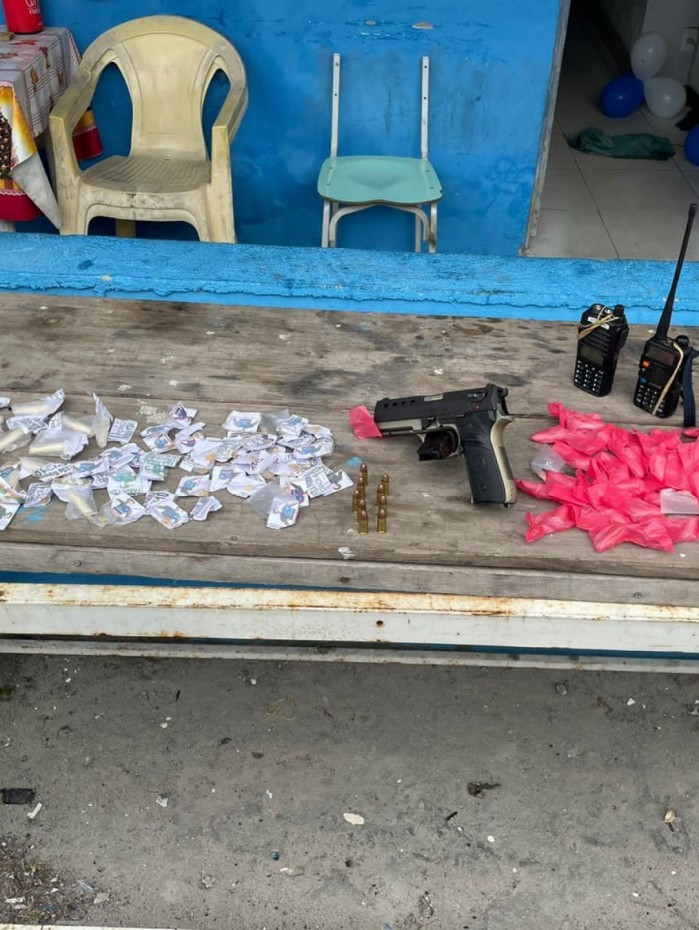 Dois homens foram presos comercializando drogas em Mesquita