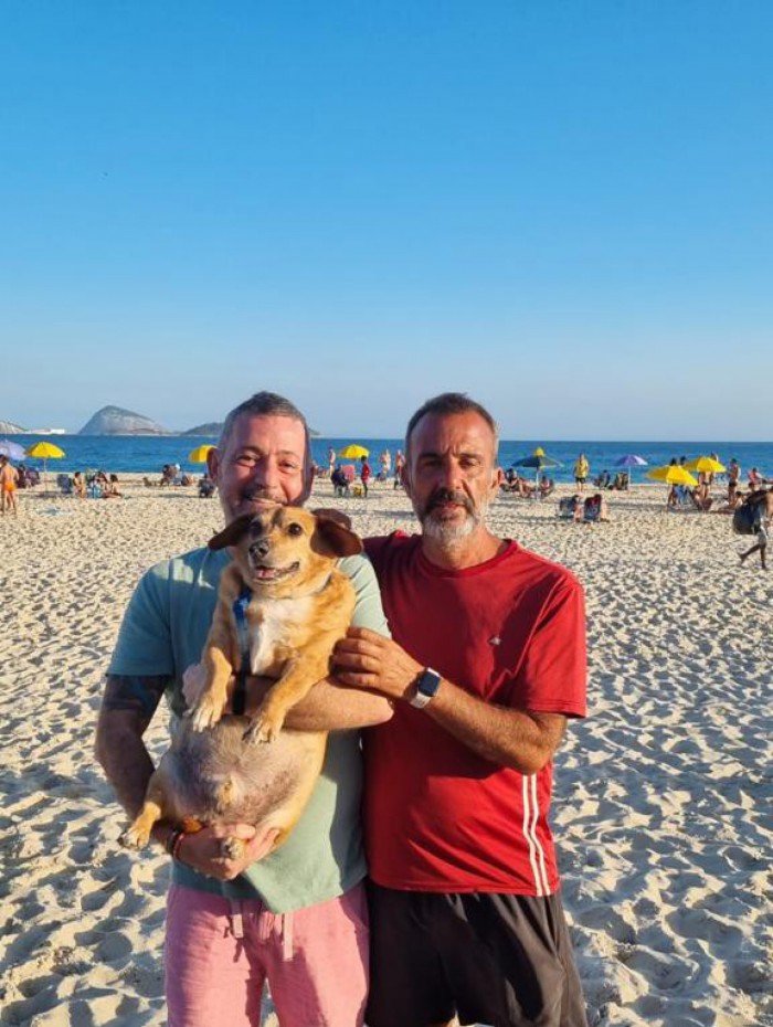 Uwe Herbert Hahn e Walter Henri Maximillen Biot, em foto tirada com o cachorro do casal