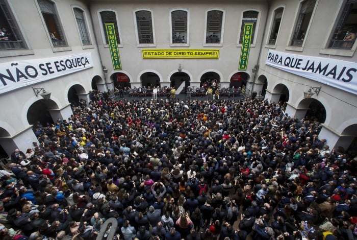 BRAZIL-POLITICS-DEMOCRACY-DEMONSTRATION
Inside view of the University of Sao Paulo's Law School during the reading of a letter for democracy in the framework of a demonstration organized by several social organizations in Sao Paulo, Brazil, on August 11, 2022. The Faculty of Law of the University of Sao Paulo is hosting a demonstration in defense of democracy, higher courts and the Democratic State of Law.
Miguel SCHINCARIOL / AFP