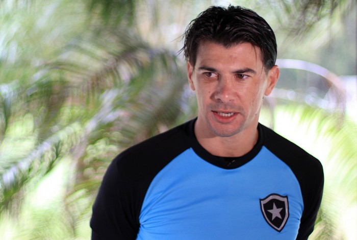 Nascido na Argentina, Victor Cuesta, do Botafogo, agora também é naturalizado brasileiro