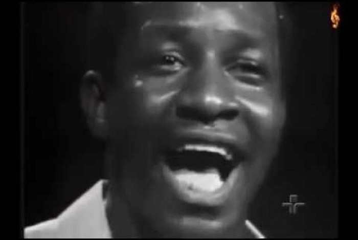 Mussum cantando Jorge Ben Jor no grupo Os Originais do Samba