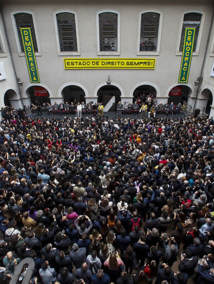 BRAZIL-POLITICS-DEMOCRACY-DEMONSTRATION
Inside view of the University of Sao Paulo's Law School during the reading of a letter for democracy in the framework of a demonstration organized by several social organizations in Sao Paulo, Brazil, on August 11, 2022. The Faculty of Law of the University of Sao Paulo is hosting a demonstration in defense of democracy, higher courts and the Democratic State of Law.
Miguel SCHINCARIOL / AFP