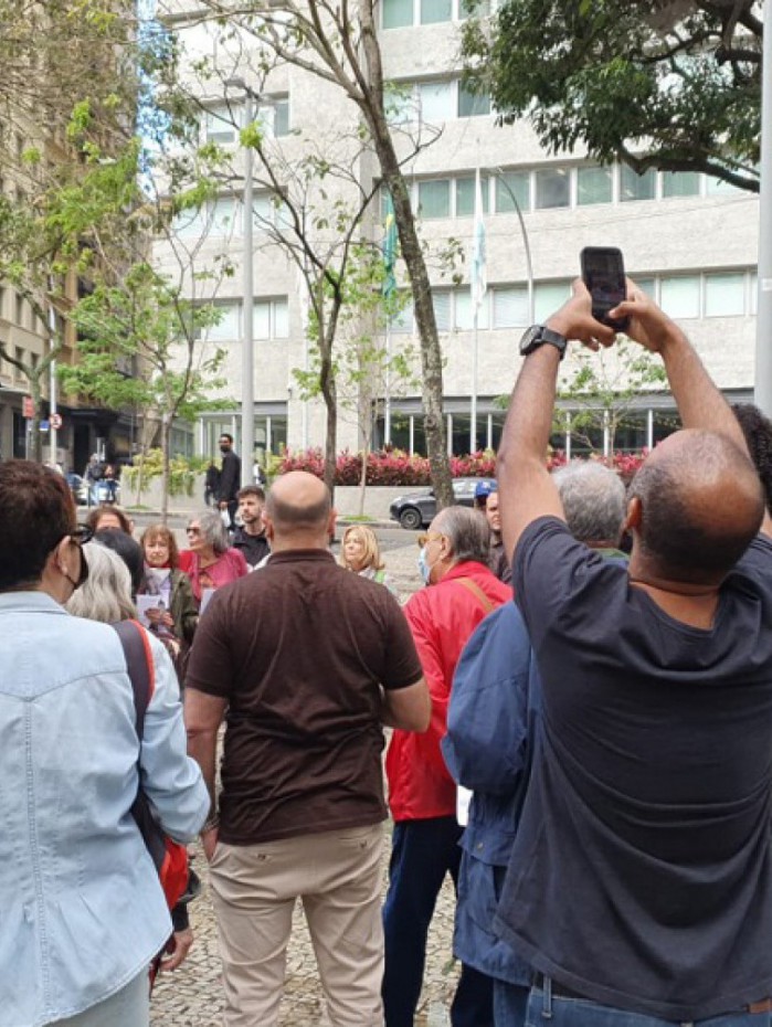 Manifestantes se re&uacute;nem em frente &agrave; Alerj para leitura da Carta pela Democracia