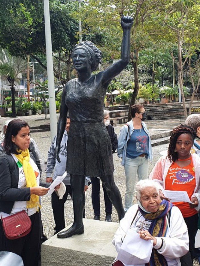 Manifestantes se re&uacute;nem em frente &agrave; Alerj para leitura da Carta pela Democracia