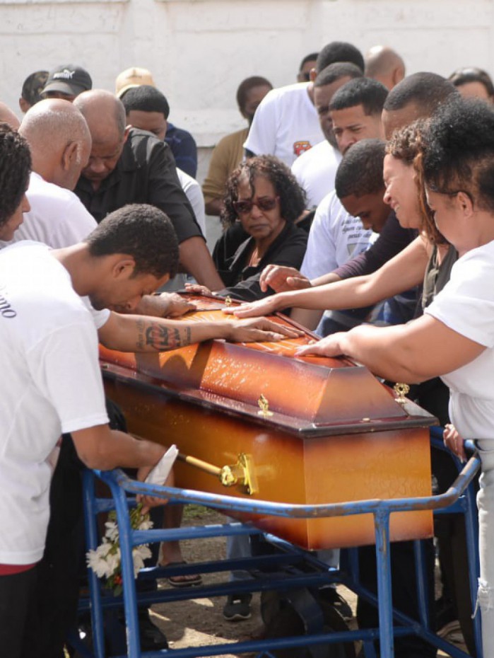 Muita comoção no enterro do motoboy morto em Nova Iguaçu