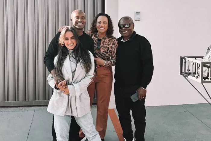 Carol Peixinho visita Presidente Prudente e conhece os pais de Thiaguinho, Glória e João