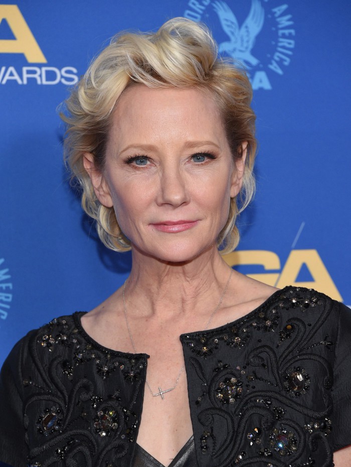 Anne Heche morre aos 53 anos, após acidente de carro em Los Angeles