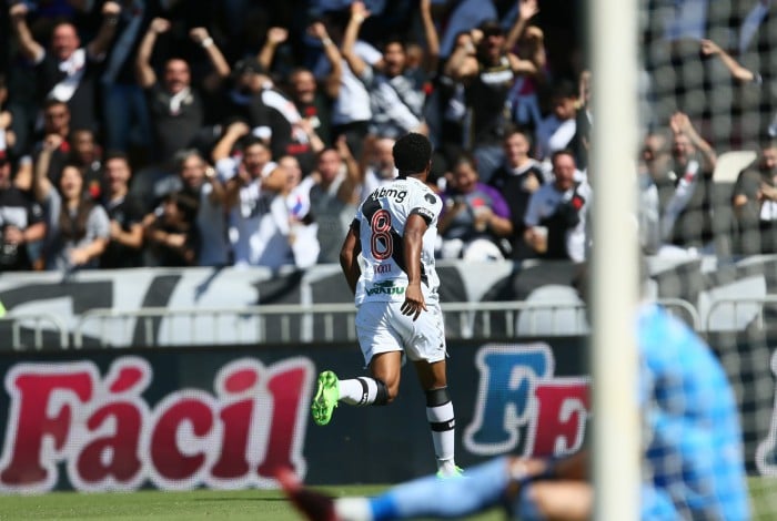 Andrey comemora seu gol na partida entre Vasco e Tombense no Estadio Sao Januario Pelo Campeonato Brasileiro B em 13 de agosto de 2022.