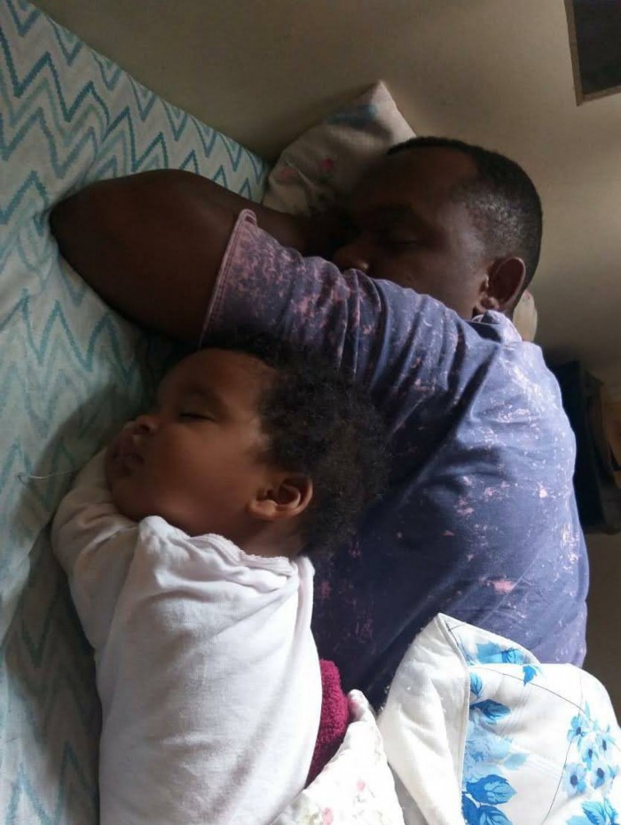 Carlos Eduardo contou que Maria Thereza era tudo na vida dele. Na foto, os dois dormindo juntos