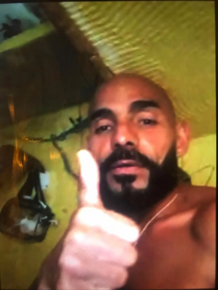 Foto de Marcelo PQD que teria sido tirada na cela de penitenci&aacute;ria