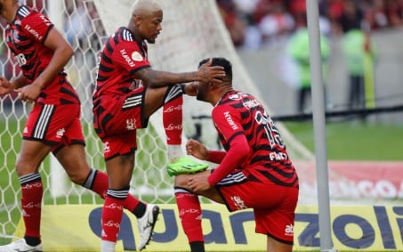 Flamengo faz três gols em sete minutos e aplica goleada sobre o Athletico-PR no Maracanã