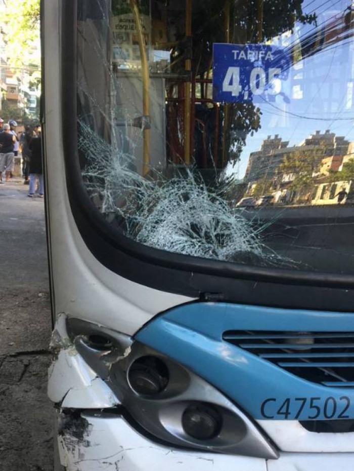 Os suspeitos estavam em uma motocicleta que colidiu com um ônibus na Freguesia