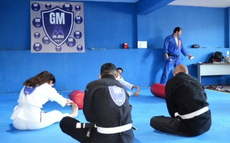 Guardas municipam passam por treinamento de jiu-jitsu