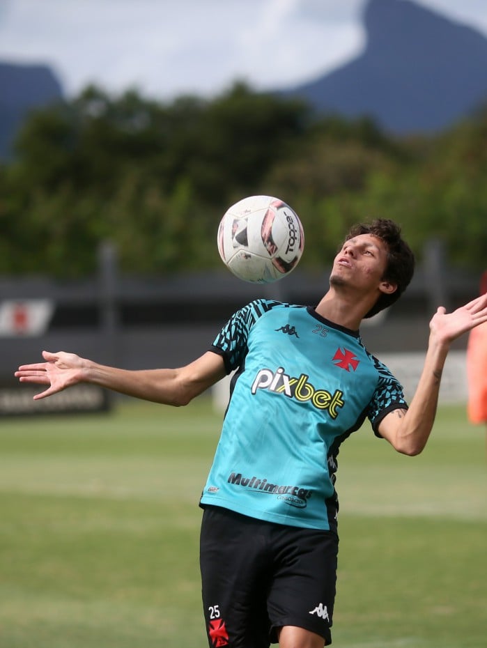Marlon Gomes no treino do elenco de futebol profissinal do Club de Regatas Vasco da Gama no CT Moacyr Barbosa em 30 de julho de 2022. Alex Teixeira fara sua estreia amanha contra a Chapecoense em Sao Januario. Foto: Daniel RAMALHO/CRVG