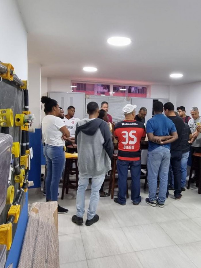 Moradores da região de Manguinhos recebem formação gratuita de encanador hidráulico