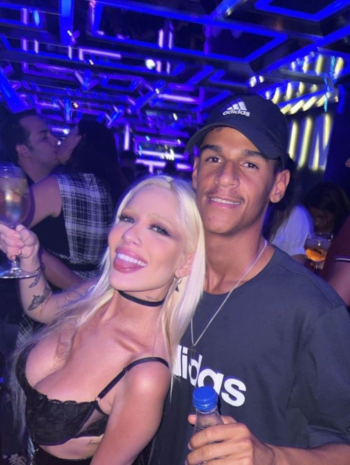 Karoline Lima posa com Luva de Pedreiro na Espanha