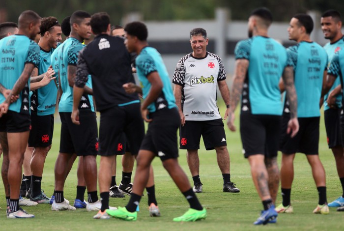 Técnico interino Emílio Faro conversa com os jogadores do Vasco