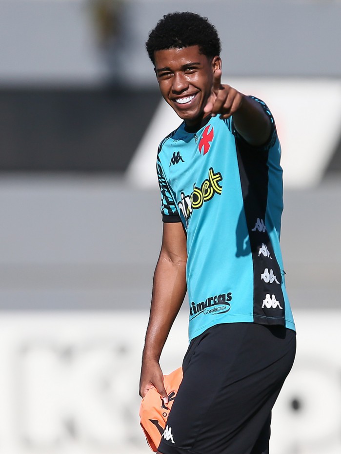 Andrey Santos gesticula durante o treino do elenco de futebol profissional do Club de Regatas Vasco  da Gama na Cidade de Deus em 16 de agosto de 2022. Foto: Daniel RAMALHO/CRVG
