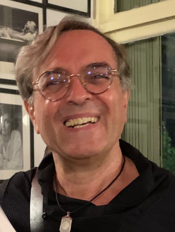 Carlos Bernardes vai lançar livro sobre a história do grupo teatral dirigido por Aderbal Freire-Filho.