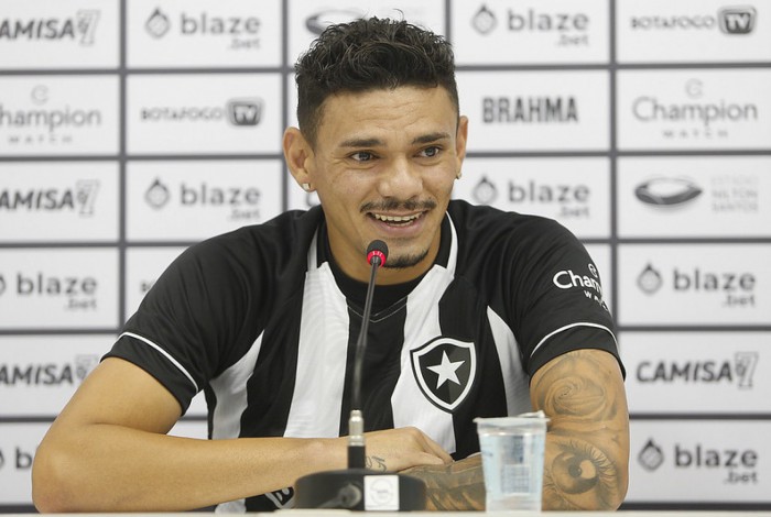 Tiquinho Soares é o novo centroavante do Botafogo