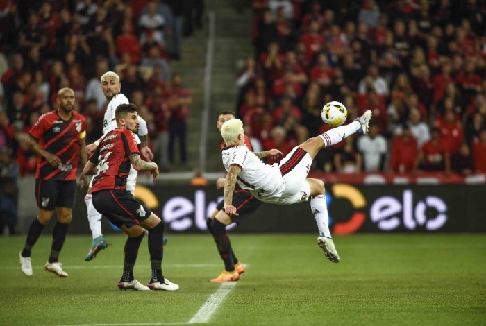 O centroavante do Meng&atilde;o subiu bastante para fazer fazer uma pintura e colocar o Fla na semi