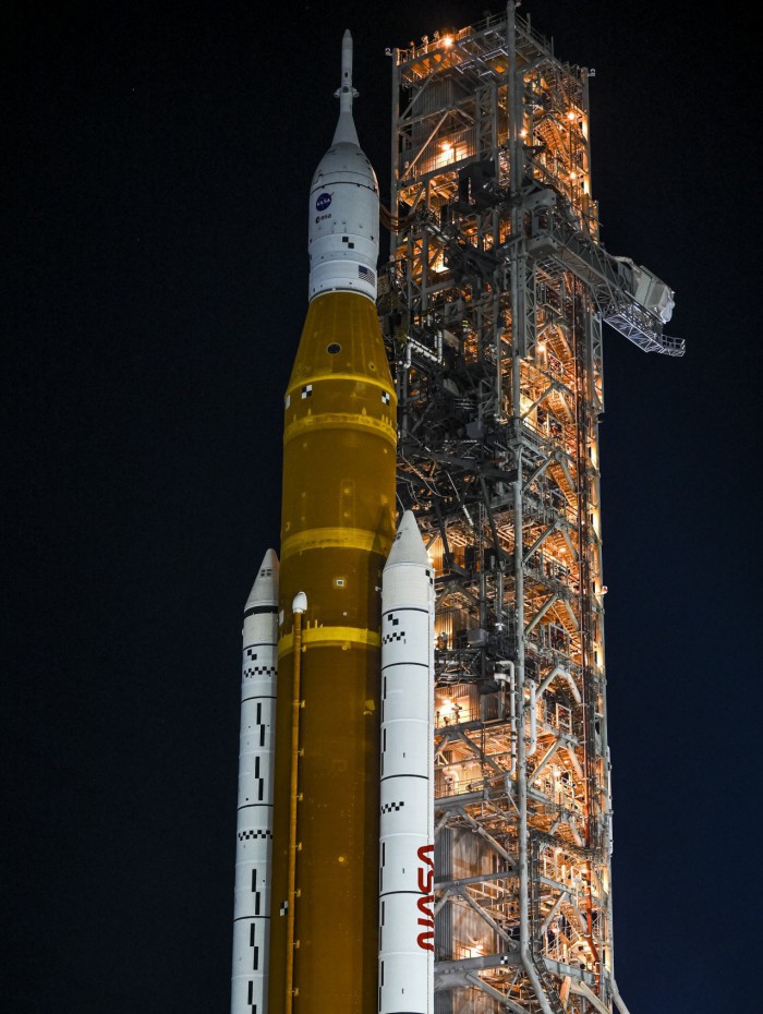 Nasa posiciona novo foguete para decolar à Lua em 12 dias