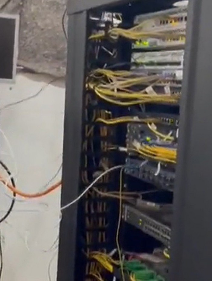 Uma central clandestina de internet foi localizada durante operação nas comunidades Parque Floresta e São Leopoldo, em Belford Roxo, na Baixada