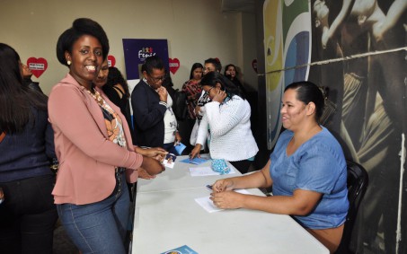 Artesãos de Nova Iguaçu recebem novas carteirinhas profissionais