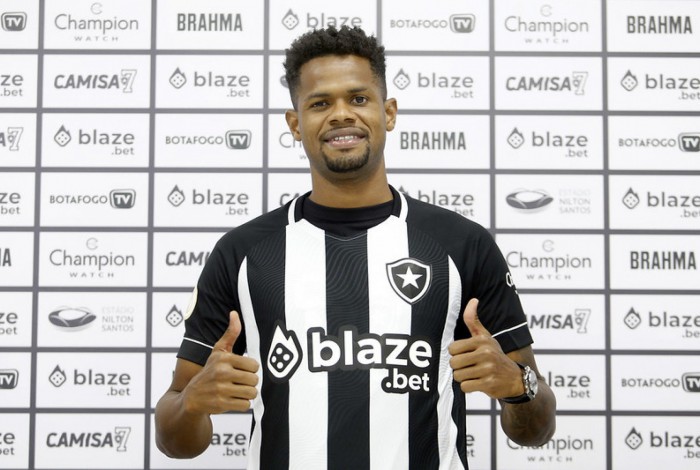 Júnior Santos chegou para reforçar o ataque do Botafogo