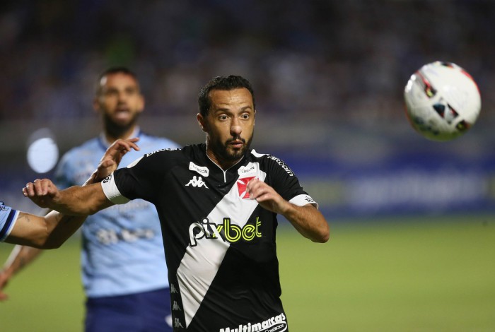 Nenê disputa bola em partida contra o CSA, no Rei Pelé