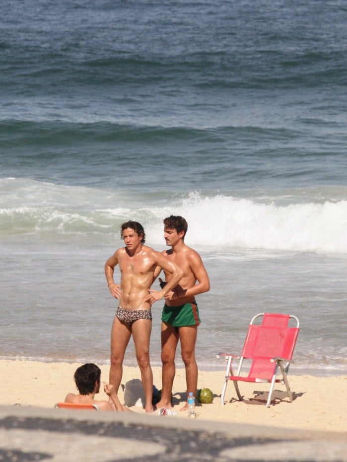Jesuíta Barbosa curte praia com seu novo affair, Cícero Ibeiro