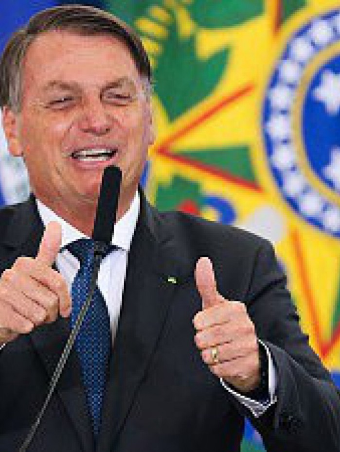 Bolsonaro (PL) concedeu entrevista &agrave; revista Veja e exaltou o trabalho de Paulo Guedes na Economia