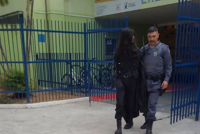 Ex-aluno invade escola armado com besta, bombas caseiras e facas