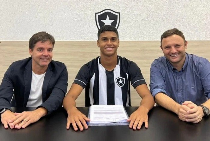 Bernardo Valim assinou seu contrato profissional com o Botafogo ao lado de Tiano Gomes (E) e André Mazzuco