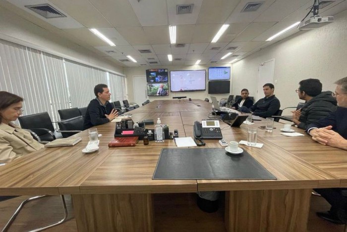 Eduardo Paes publicou uma foto da reunião com o gabinete de crise na manhã deste sábado