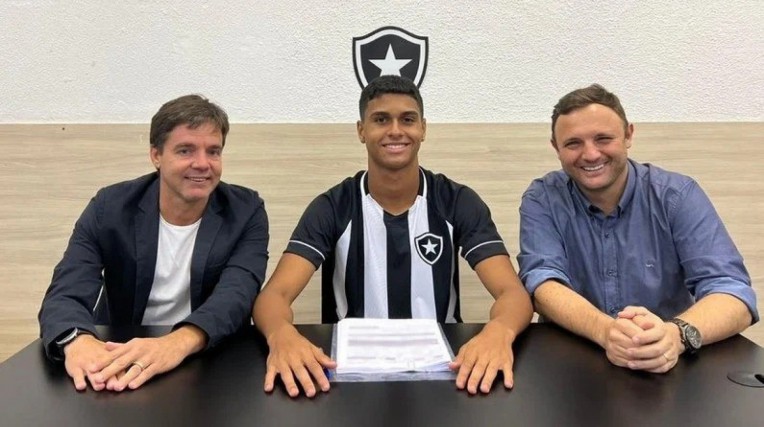 Corinthians acerta contrato profissional com destaque da base, que