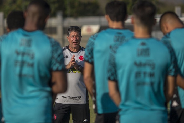 Emilio Faro comanda o treino do elenco profissional de futebol do Club de Regatas Vasco da Gama no CT Moacyr Barbosa na Cidade de Deus em 26 de julho de 2022. Foto: Daniel RAMALHO/CRVG