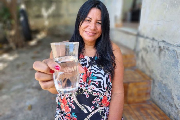 Moradores de Meriti comemoram água tratada