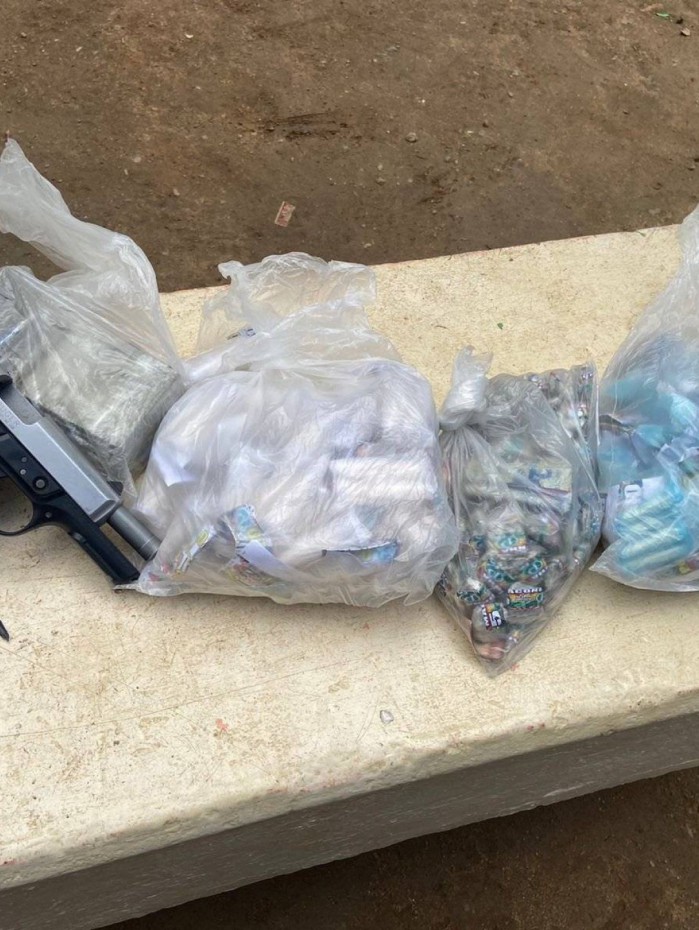 Com o suspeito foram apreendidos uma pistola calibre 40 e drogas como maconha e coca&iacute;na j&aacute; embaladas para comercializa&ccedil;&atilde;o