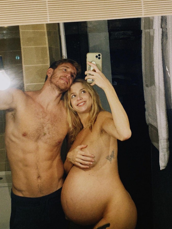 Isabella Scherer nua e com barrigão em clique com namorado