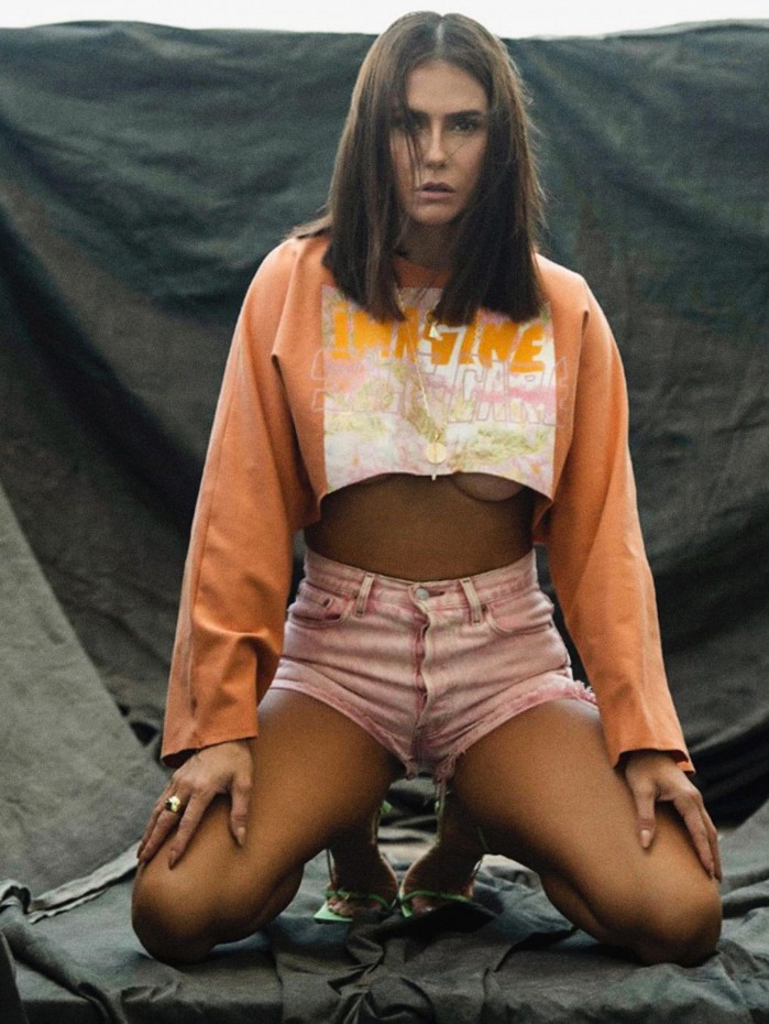 Deborah Secco posa com cropped underboob