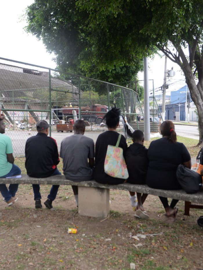 Muitas fam&iacute;lias passaram a noite na rua porque n&atilde;o tinham para onde ir: "n&atilde;o vem ningu&eacute;m aqui para dar um suporte para a gente", desabafou o l&iacute;der da ocupa&ccedil;&atilde;o Leonardo da Silva