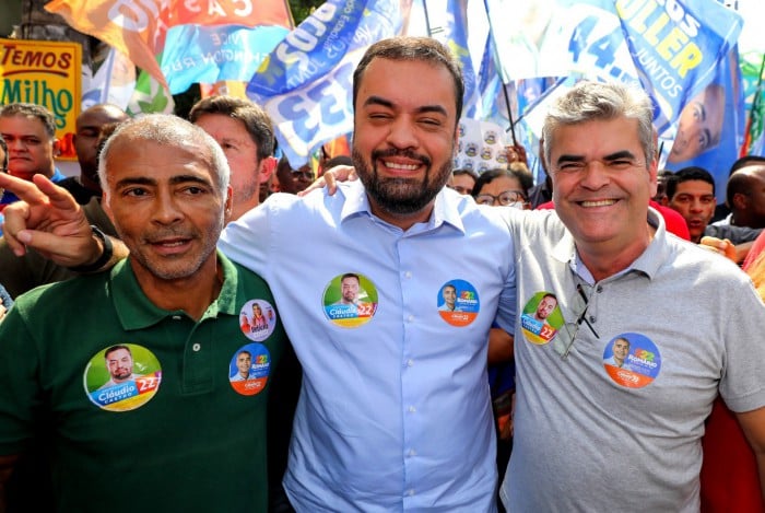 Candidato à reeleição, Cláudio Castro (PL) faz caminhada em Vilar dos Teles, em São João de Meriti