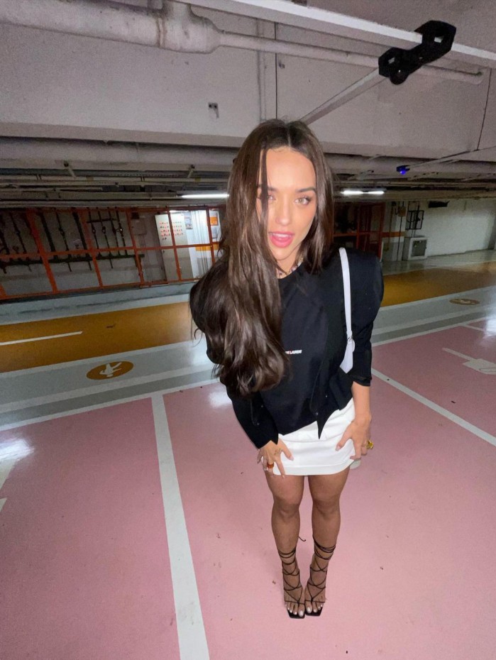 Rafa Kalimann faz ensaio improvisado em estacionamento de shopping