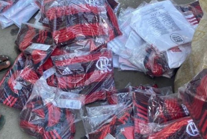 Caminhão com 25 mil camisas do Flamengo foi roubado no Rio de Janeiro